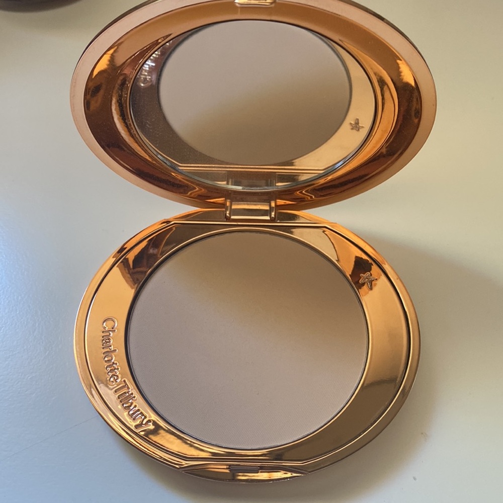 Charlotte Tilbury airbrush flawless finish powder.
